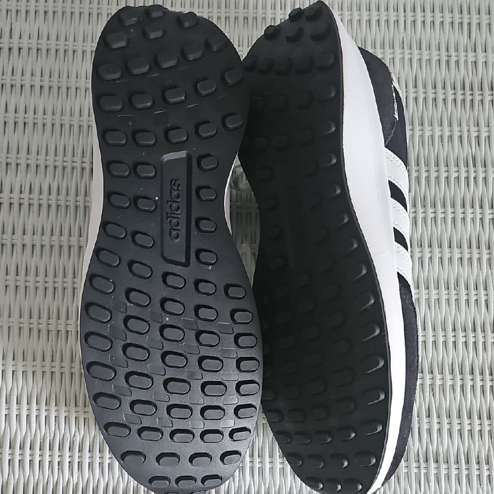 LIKE NEW! Iconic Adidas Classic Black and White Sneakers. M-8.5/W-10. - Picture 6 of 12